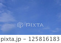 背景素材としての青い空と薄雲の流れ 125816183