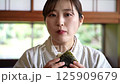 吃米球的婦女 125909679