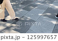 東京駅駅前広場を行き交う人々の足 125997657