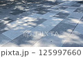 東京駅駅前広場を行き交う人々の足 125997660