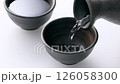 Pour the sake into the pot 126058300