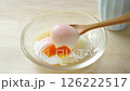 温泉卵にタレをかけてスプーンですくう 126222517