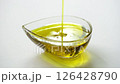 白背景でエキストラバージンオリーブオイルを注ぐ 126428790
