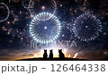華やかに打ち上がる花火大会の夜空を見上げる猫たち 126464338