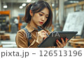 タブレット端末を持ち現場で仕事や作業する男女6名 126513196