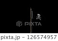 海盜旗從後方移動到前方。背景是黑色的。 126574957
