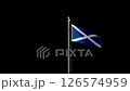 蘇格蘭國旗從後向前移動。背景是黑色的。 126574959