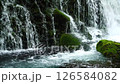 新鮮的綠色前瀑布水下的水 126584082