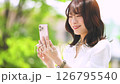 屋外でスマートフォンを使う女性・ビジネスウーマン 126795540