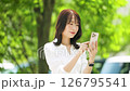 屋外でスマートフォンを使う女性・ビジネスウーマン 126795541