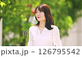緑のある屋外に立つ笑顔の女性・ビジネスウーマン 126795542
