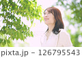 緑のある屋外に立つ笑顔の女性・ビジネスウーマン 126795543