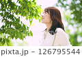 緑のある屋外に立つ笑顔の女性・ビジネスウーマン 126795544