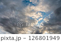 縮時攝影：黃昏時分，藍天上飄浮著許多雲彩 126801949