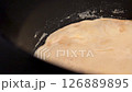 ミルクジャムを作る；なべの中で湯気を上げながらグツグツと煮えている牛乳；横長；ビデオ 126889895