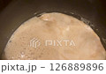 ミルクジャムを作る；なべの中で湯気を上げながらグツグツと煮えている牛乳；横長；ビデオ 126889896