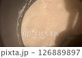ミルクジャムを作る；なべの中で湯気を上げながらグツグツと煮えている牛乳；横長；ビデオ 126889897