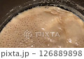 ミルクジャムを作る；なべの中で湯気を上げながらグツグツと煮えている牛乳；横長；ビデオ 126889898