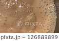 ミルクジャムを作る；なべの中で湯気を上げながらグツグツと煮えている牛乳；横長；ビデオ 126889899