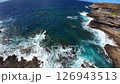 夏威夷拉奈觀景台的熔岩海岸和洶湧海浪的鳥瞰圖 126943513