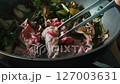 炒蔬菜和肉。烹飪場景 127003631
