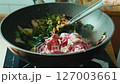 炒蔬菜和肉。烹飪場景 127003661