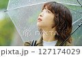 雨の中で傘をさす女性（梅雨・6月） 127174029