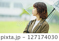 雨の中で傘をさす女性（梅雨・6月） 127174030