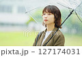 雨の中で傘をさす女性（梅雨・6月） 127174031