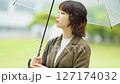 雨の中で傘をさす女性（梅雨・6月） 127174032