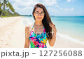 浜辺を歩く女性 127256088