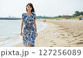浜辺を歩く女性 127256089
