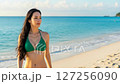 浜辺を歩く女性 127256090