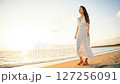 浜辺を歩く女性 127256091