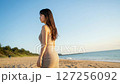 浜辺を歩く女性 127256092