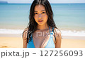 浜辺を歩く女性 127256093