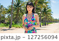 浜辺を歩く女性 127256094