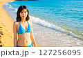浜辺を歩く女性 127256095
