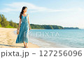 浜辺を歩く女性 127256096