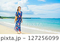 浜辺を歩く女性 127256099