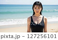 浜辺を歩く女性 127256101