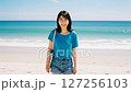 浜辺を歩く女性 127256103