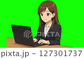 一位動漫風格的女人一邊操作電腦一邊打招呼 127301737