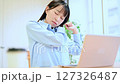 テレワーク疲れの女性　肩こり　リビングでテレワークをする若い女性 127326487