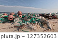 砂浜に打ち上げられた漁具漁網 砂浜に打ち上げられた漁具漁網 127352603