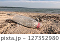 砂浜に打ち上げられたペットボトル 砂浜に打ち上げられたペットボトル 127352980