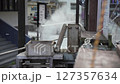 温泉街にある蒸し器 127357634