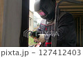 The welder works with a welding machine. 127412403