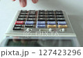 計算機で計算する女性の手 127423296