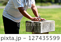 運動後降溫：男子往臉上潑水 127435599